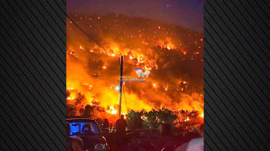 Δύσκολη νύχτα και στο Πλωμάρι: Μάχη με συνεχείς αναζωπυρώσεις σε διάσπαρτα μέτωπα Δύσκολη-νύχτα-και-στο-Πλωμάρι:-Μάχη-με-συνεχείς-αναζωπυρώσεις-σε-διάσπαρτα-μέτωπα