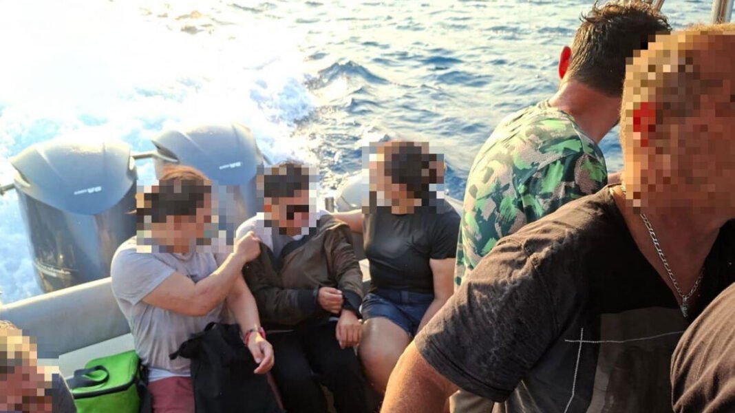 Δείτε-βίντεο:-Η-δραματική-διάσωση-πολιτών-στον-Άγιο-Παύλο-από-το-Λιμενικό-στην-πυρκαγιά-που-μαίνεται-στο-Ρέθυμνο