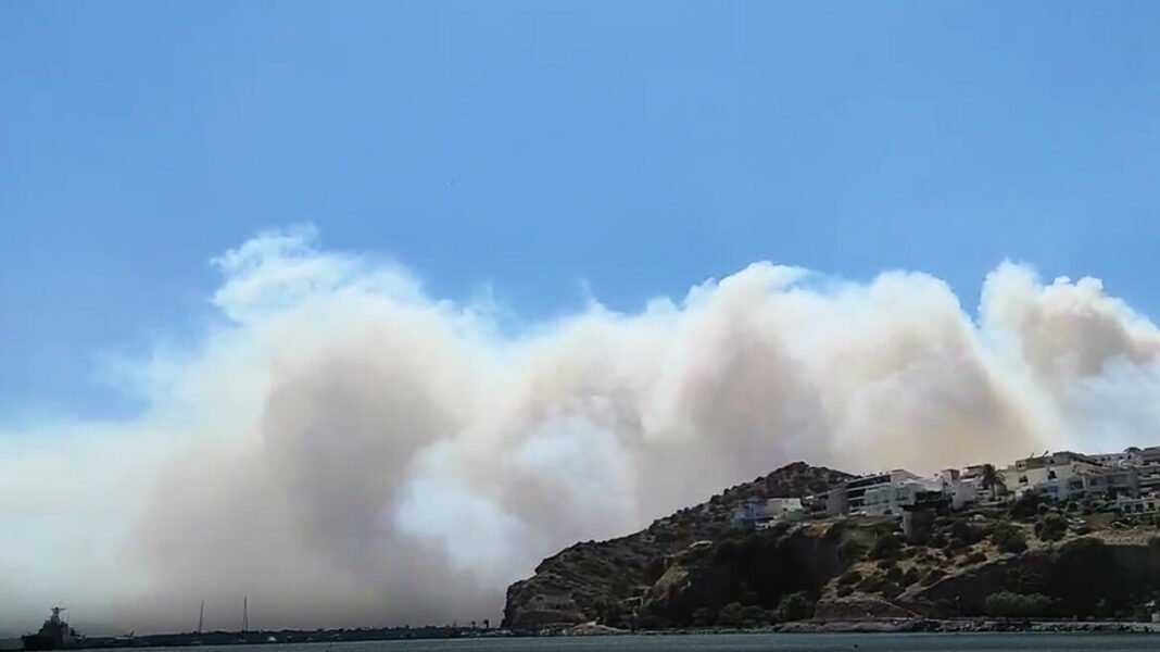 Η φωτιά είναι ανεξέλεγκτη, έφτασε στα πρώτα σπίτια, λέει ο κοινοτάρχης της Κρύας Βρύσης Η-φωτιά-είναι-ανεξέλεγκτη,-έφτασε-στα-πρώτα-σπίτια,-λέει-ο-κοινοτάρχης-της-Κρύας-Βρύσης