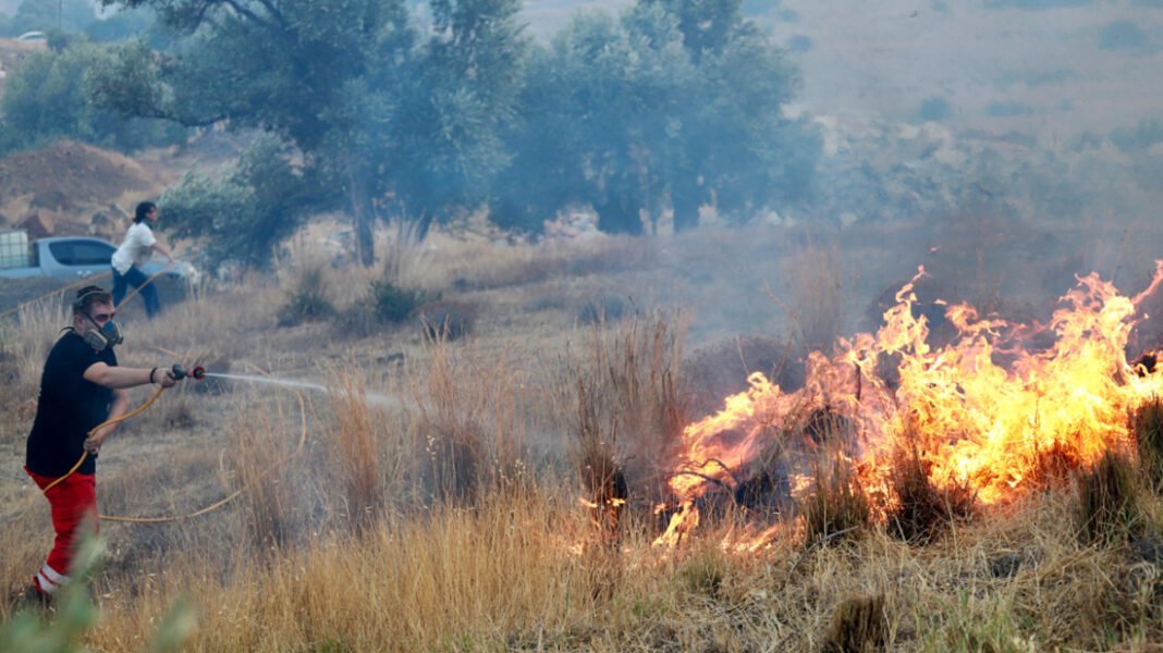 Πολύ μεγάλο το μέτωπα στο Ρέθυμνο, δυσκολεύονται να επιχειρήσουν τα εναέρια λόγω ανέμων, θρήνος για τους τρεις νεκρούς πυροσβέστες Πολύ-μεγάλο-το-μέτωπα-στο-Ρέθυμνο,-δυσκολεύονται-να-επιχειρήσουν-τα-εναέρια-λόγω-ανέμων,-θρήνος-για-τους-τρεις-νεκρούς-πυροσβέστες