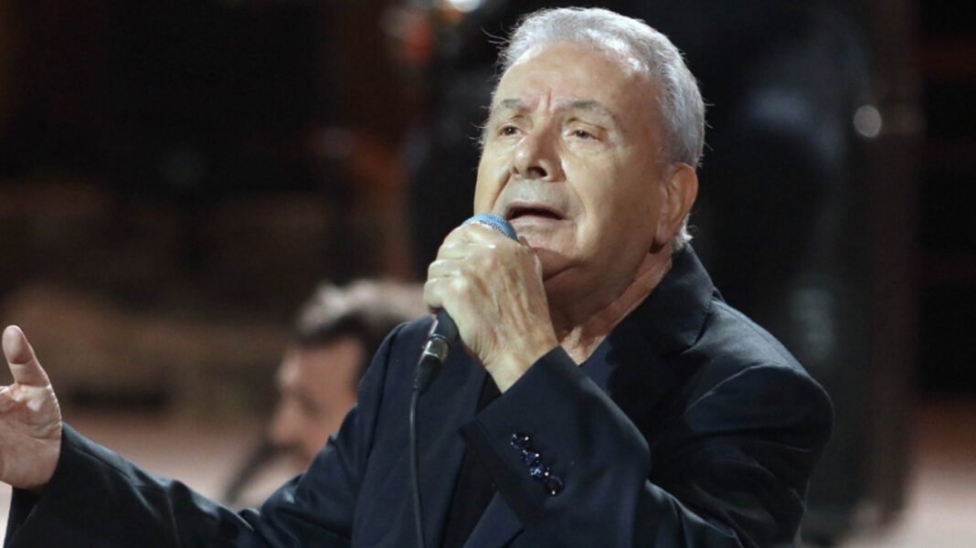 Ο-Μανώλης-Μητσιάς-τραγούδησε-τον-«Γιάννη-τον-Φονιά»-στην-Ηλεία,-παρά-την-απαγόρευση-του-γιου-του-Μάνου-Χατζιδάκι,-«ποτέ-δεν-φοβήθηκα»,-βίντεο