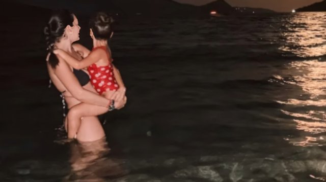 Η Νικολέττα Ράλλη έκανε βραδινό μπάνιο με την κόρη της, δείτε φωτογραφία Η-Νικολέττα-Ράλλη-έκανε-βραδινό-μπάνιο-με-την-κόρη-της,-δείτε-φωτογραφία
