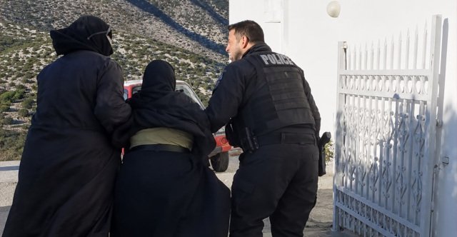 Βίντεο: Απομάκρυναν καλόγριες και ιερές εικόνες από τη Μονή Αγίων Θεοδώρων ενώ μαινόταν η φωτιά στην Πάρο Βίντεο:-Απομάκρυναν-καλόγριες-και-ιερές-εικόνες-από-τη-Μονή-Αγίων-Θεοδώρων-ενώ-μαινόταν-η-φωτιά-στην-Πάρο