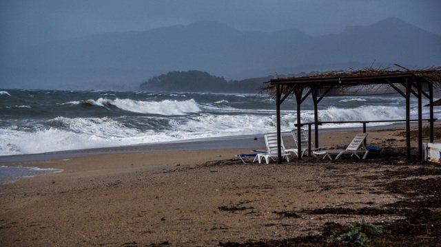 Καιρός: Θυελλώδεις άνεμοι έως 9 μποφόρ στο Αιγαίο – Στους 37°C η θερμοκρασία, παραμένει ο υψηλός κίνδυνος πυρκαγιάς Καιρός:-Θυελλώδεις-άνεμοι-έως-9-μποφόρ-στο-Αιγαίο-–-Στους-37°c-η-θερμοκρασία,-παραμένει-ο-υψηλός-κίνδυνος-πυρκαγιάς