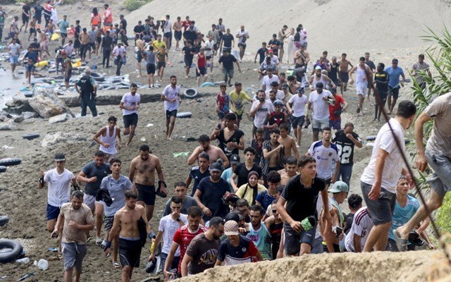 Θέουτα:-Απελάθηκαν-οι-περισσότεροι-από-τους-μετανάστες-–-Τουλάχιστον-67-νεκροί-κατά-την-απόπειρα-να-περάσουν-τα-σύνορα