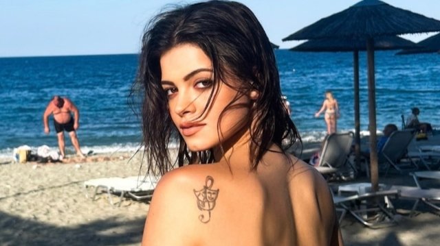 Τζένη Καζάκου: Οι πόζες της στην παραλία, τα στιγμιότυπα που δημοσίευσε Τζένη-Καζάκου:-Οι-πόζες-της-στην-παραλία,-τα-στιγμιότυπα-που-δημοσίευσε