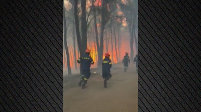 Συγκλονιστικό-βίντεο-από-τα-πύρινα-μέτωπα:-Πυροσβέστες-ορμούν-μέσα-στην-φωτιά