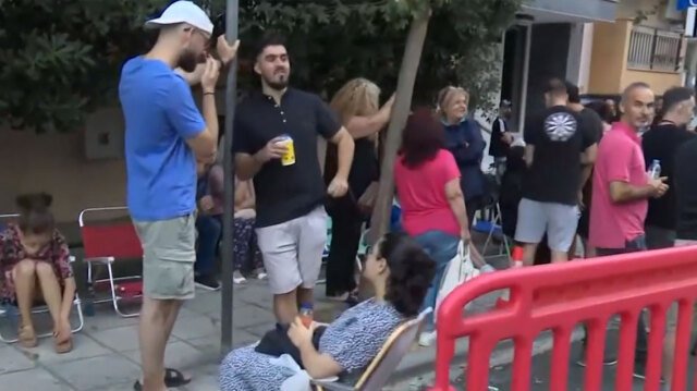 Κοιμήθηκαν-έξω-από-το-ΑΤ.-Τούμπας-στη-Θεσσαλονίκη-για-να-εκδώσουν-διαβατήριο-με-την-παλαιού-τύπου-ταυτότητα,-δείτε-βίντεο