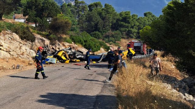 Οι-πρώτες-εικόνες-από-τα-συντρίμμια-του-ενός-πυροσβεστικού-ελικοπτέρου-μετά-τη-σύγκρουση-στην-Ψάθα