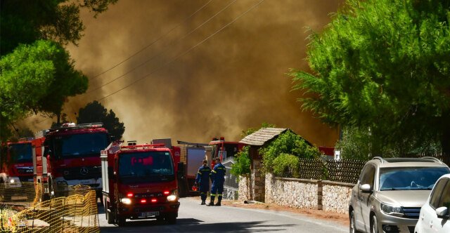 Μαίνεται-η-φωτιά-στη-Δυτική-Αττική,-112-για-εκκένωση-των-οικισμών-Αγία-Σκέπη,-Κανδήλι-και-Μπότσικα