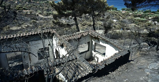 Στάχτες παντού: Αποκαρδιωτικές εικόνες από το Πόρτο Γερμανό, μια ημέρα μετά το σαρωτικό πέρασμα της φωτιάς Στάχτες-παντού:-Αποκαρδιωτικές-εικόνες-από-το-Πόρτο-Γερμανό,-μια-ημέρα-μετά-το-σαρωτικό-πέρασμα-της-φωτιάς