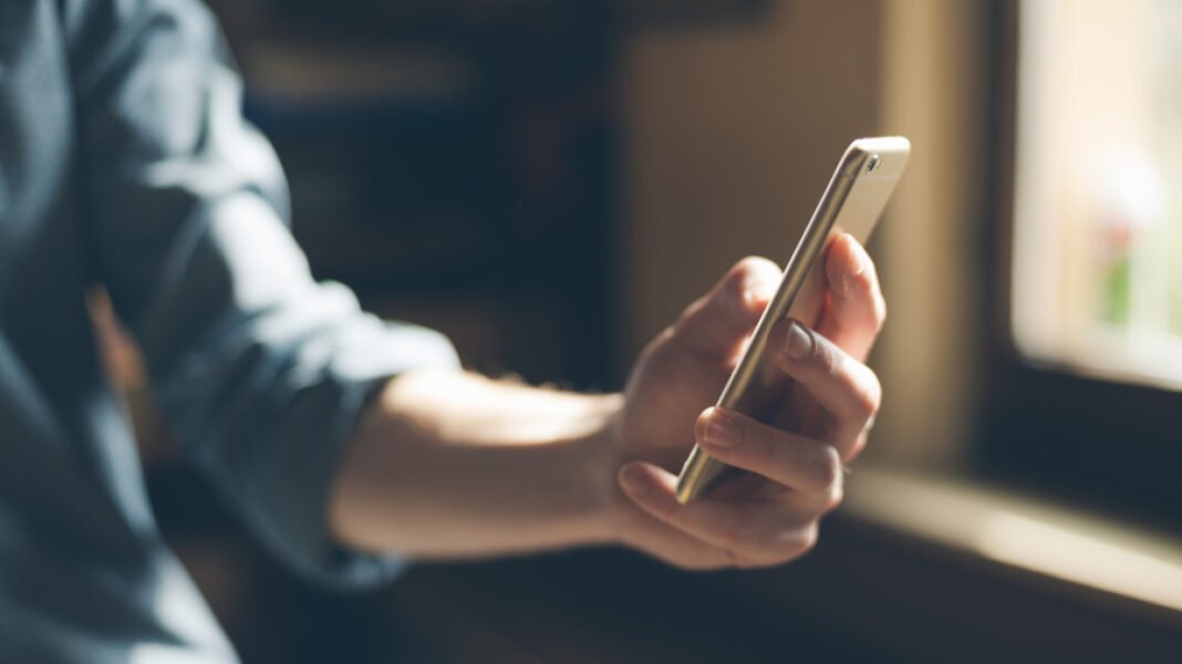 Μητέρα ανάγκαζε την ανήλικη κόρη της σε γενετήσιες πράξεις για να τις παρακολουθεί 56χρονος στη Λαυρεωτική μέσω βίντεοκλησης Μητέρα-ανάγκαζε-την-ανήλικη-κόρη-της-σε-γενετήσιες-πράξεις-για-να-τις-παρακολουθεί-56χρονος-στη-Λαυρεωτική-μέσω-βίντεοκλησης