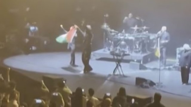 Massive Attack: Aπαγόρευση εισόδου στη Σιγκαπούρη επειδή ύψωσαν την παλαιστινιακή σημαία σε συναυλία τους massive-attack:-aπαγόρευση-εισόδου-στη-Σιγκαπούρη-επειδή-ύψωσαν-την-παλαιστινιακή-σημαία-σε-συναυλία-τους