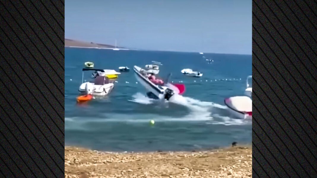 Στιγμές πανικού στη Νάξο: Ατζαμής χειριστής σκάφους έχασε τον έλεγχο και… καβάλησε δύο ακόμη πλοιάρια Στιγμές-πανικού-στη-Νάξο:-Ατζαμής-χειριστής-σκάφους-έχασε-τον-έλεγχο-και…-καβάλησε-δύο-ακόμη-πλοιάρια