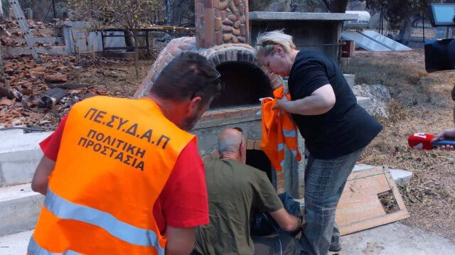 Συγκλονιστικές-διασώσεις-ζώων-στα-πύρινα-μέτωπα:-Σκύλος-δεμένος-σε-αυλή-και-νεογέννητα-γατάκια-σε-ξυλόφουρνο,-δείτε-φωτογραφίες