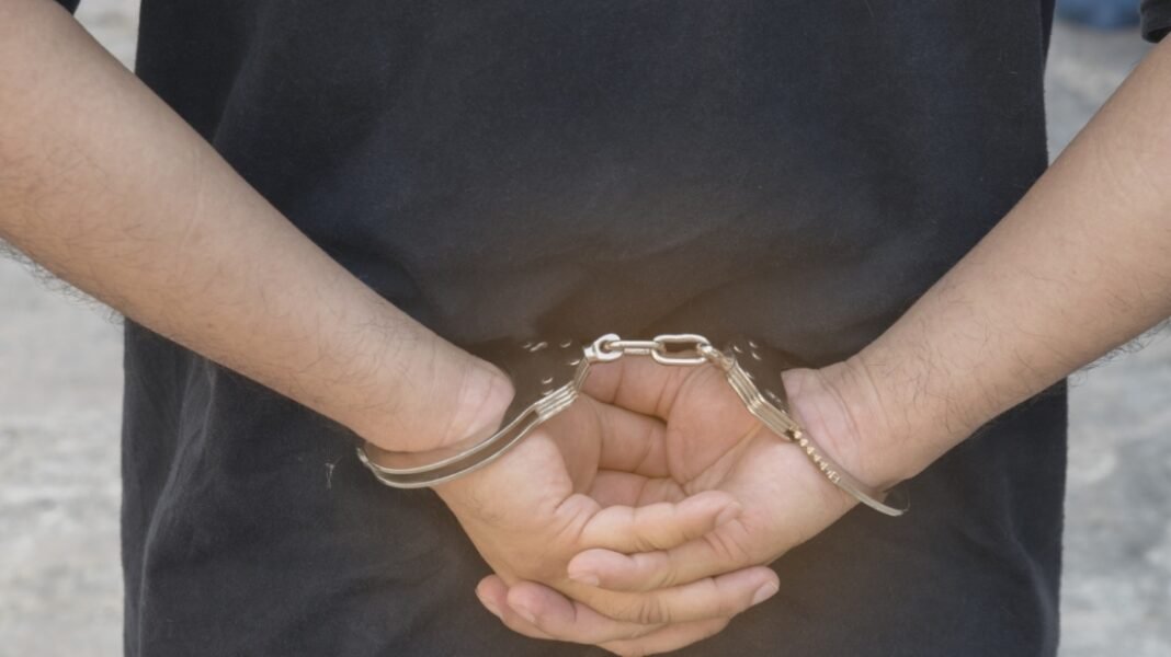 Ο εισπράκτορας της σπείρας με τις τηλεφωνικές απάτες στο Αίγιο, είχε αρπάξει και κοσμήματα €100.000 από ηλικιωμένη στο Μεσολόγγι Ο-εισπράκτορας-της-σπείρας-με-τις-τηλεφωνικές-απάτες-στο-Αίγιο,-είχε-αρπάξει-και-κοσμήματα-e100.000-από-ηλικιωμένη-στο-Μεσολόγγι
