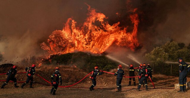 Μάχη-σε-τρία-μέτωπα-στη-Δυτική-Αττική,-«το-μεγάλο-στοίχημα-για-την-πυρκαγιά-είναι-μετά-τις-13:30»