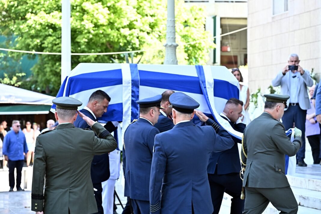 Γιάννης Βαρβιτσιώτης: Συγκίνηση στο «ύστατο χαίρε» στη Μητρόπολη Αθηνών Γιάννης-Βαρβιτσιώτης:-Συγκίνηση-στο-«ύστατο-χαίρε»-στη-Μητρόπολη-Αθηνών