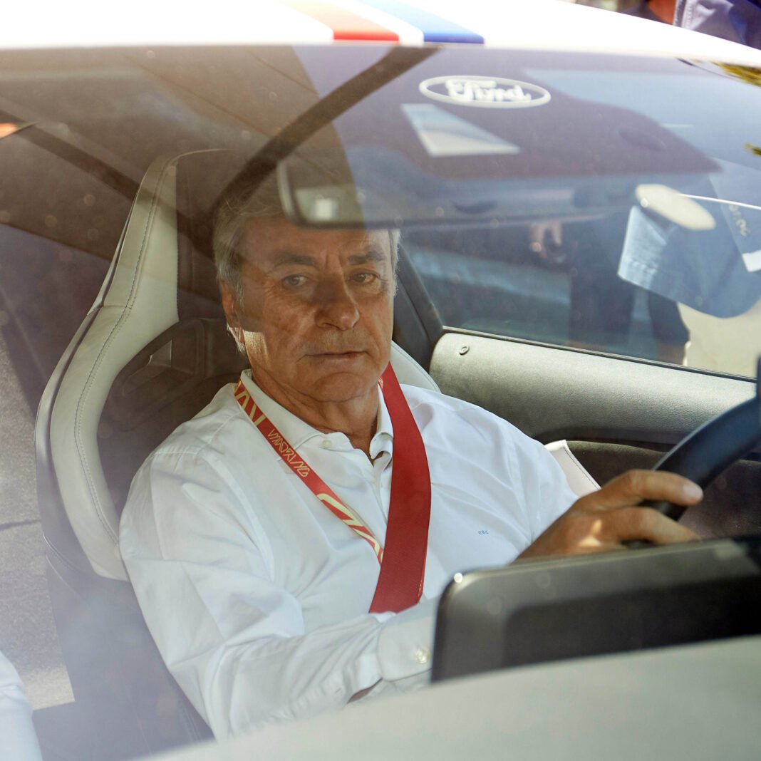 Ο-carlos-sainz-επιχειρεί-να-«δαμάσει»-το-madring-με-τη-mustang-gtd-των-826-ps-[video]