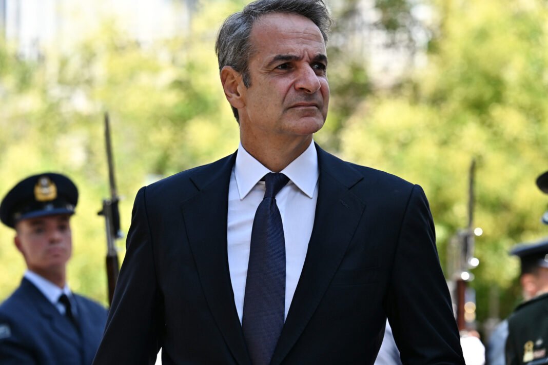 Κυριάκος-Μητσοτάκης-στον-επικήδειο-για-τον-Γιάννη-Βαρβιτσιώτη:-«Δεν-πέρασε-απλώς-από-τον-δημόσιο-βίο,-αλλά-μαζί-με-άλλους-της-γενιάς-του-τον-σμίλεψε-επί-δεκαετίες»