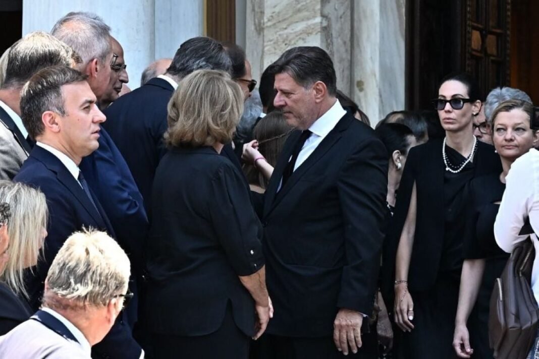 «Λύγισε»-ο-Μιλτιάδης-Βαρβιτσιώτης-στην-κηδεία-του-πατέρα-του:-«tώρα-δεν-ανήκεις,-πλέον,-μόνο-σε-εμάς-–-Ανήκεις-στην-ιστορία»
