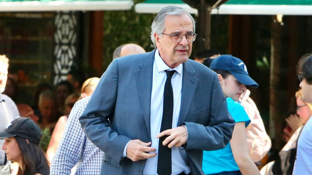 Αντώνης Σαμαράς: Συλλυπήθηκε και αποχώρησε αμέσως από την κηδεία του Γιάννη Βαρβιτσιώτη Αντώνης Σαμαράς: Συλλυπήθηκε και αποχώρησε αμέσως από την κηδεία του Γιάννη Βαρβιτσιώτη