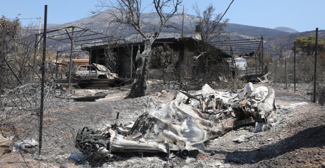 Η-επόμενη-μέρα-μετά-την-καταστροφή-στην-Δυτική-Αττική,-στάχτη-χιλιάδες-στρέμματα,-ζημιές-σε-σπίτια-και-περιουσίες