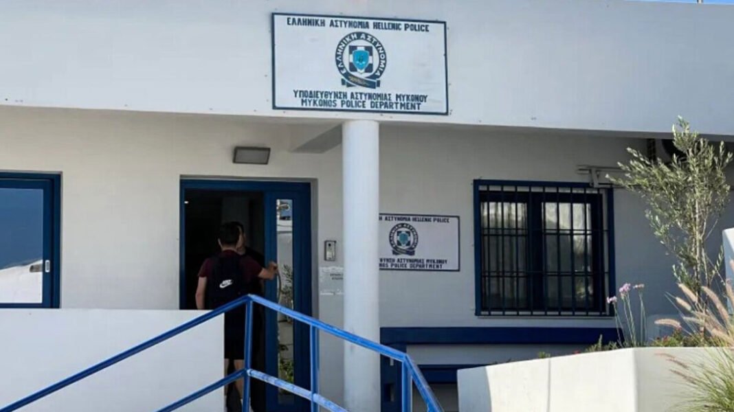 Έλληνας οδηγός έκλεψε τσάντα Hermès και Rolex αξίας €75.000 από Ουκρανό τουρίστα στη Μύκονο, τα έκρυψε κάτω από βράχους Έλληνας-οδηγός-έκλεψε-τσάντα-hermes-και-rolex-αξίας-e75.000-από-Ουκρανό-τουρίστα-στη-Μύκονο,-τα-έκρυψε-κάτω-από-βράχους