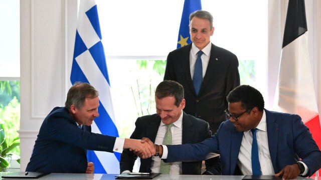 Έπεσαν οι υπογραφές για την ηλεκτρική διασύνδεση Ελλάδας – Κύπρου – Μητσοτάκης: Ισχυρή ψήφος εμπιστοσύνης στην Ελλάδα η είσοδος της γαλλικής Meridiam Έπεσαν-οι-υπογραφές-για-την-ηλεκτρική-διασύνδεση-Ελλάδας-–-Κύπρου-–-Μητσοτάκης:-Ισχυρή-ψήφος-εμπιστοσύνης-στην-Ελλάδα-η-είσοδος-της-γαλλικής-meridiam