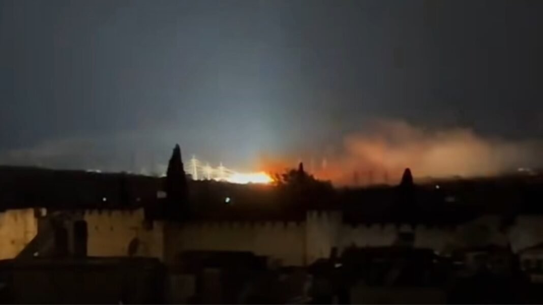 Φωτιά σε υποσταθμό της ΔΕΗ στην Άρτα, αναφορές για εκρήξεις και διακοπές ρεύματος, δείτε βίντεο Φωτιά-σε-υποσταθμό-της-ΔΕΗ-στην-Άρτα,-αναφορές-για-εκρήξεις-και-διακοπές-ρεύματος,-δείτε-βίντεο