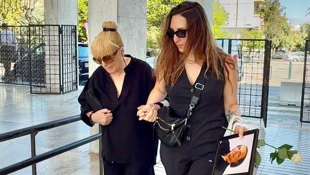 Το τελευταίο αντίο στον Λάκη Χαλκιά στο A’ Νεκροταφείο, σε λαϊκό προσκύνημα η σορός του – Σπάραξε η σύζυγός του Το-τελευταίο-αντίο-στον-Λάκη-Χαλκιά-στο-a’-Νεκροταφείο,-σε-λαϊκό-προσκύνημα-η-σορός-του-–-Σπάραξε-η-σύζυγός-του