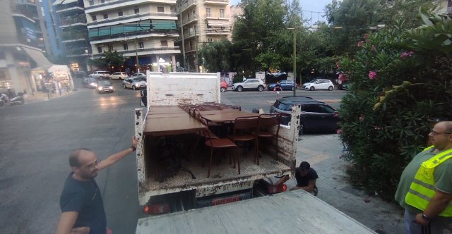 «Σκούπα»-του-δήμου-Αθηναίων-για-τα-παράνομα-τραπεζοκαθίσματα:-Σήκωσαν-240,-ανάμεσά-τους-και-καναπέδες