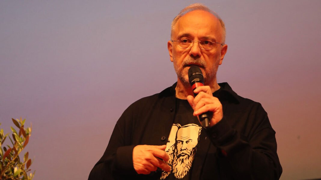 Νέα καρφιά Αυγερινού για την Καρυστιανού: Kάποιοι ονειρεύονται βουλευτικά έδρανα και συνωμοσίες, η δημοκρατία θα τους χαλάσει το όνειρο