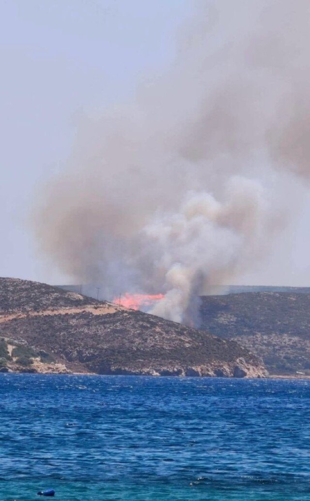Φωτιά-στην-Κολυμπάδα-Σκύρου,-επιχειρούν-8-αεροσκάφη-και-δύο-ελικόπτερα