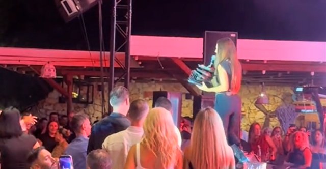 Η Ιουλία Καλλιμάνη θύμωσε με θεατή που της πέταξε λουλούδια στην Ηγουμενίτσα: Του τα επέστρεψε στο κεφάλι και είπε «εσένα σ’ αρέσει αυτό…», δείτε βίντεο Η-Ιουλία-Καλλιμάνη-θύμωσε-με-θεατή-που-της-πέταξε-λουλούδια-στην-Ηγουμενίτσα:-Του-τα-επέστρεψε-στο-κεφάλι-και-είπε-«εσένα-σ’-αρέσει-αυτό…»,-δείτε-βίντεο
