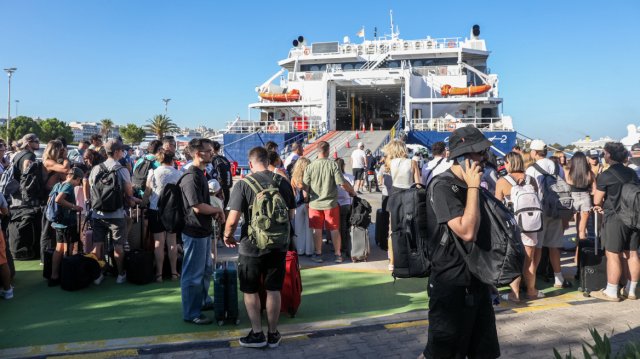 Με-γεμάτα-πλοία-η-έξοδος-των-αδειούχων:-Πάνω-από-129.000-επιβάτες-αναχωρούν-από-Πειραιά,-Ραφήνα-και-Λαύριο