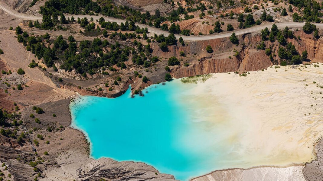 Όταν-η-φύση-βρίσκει-το-δρόμο-της:-Οι-14-λίμνες-που-γεννήθηκαν-από-εγκαταλελειμμένα-μεταλλεία-δημιουργώντας-ένα-μοναδικό-οικοσύστημα-στη-Βόρεια-Εύβοια,-δείτε-φωτογραφίες