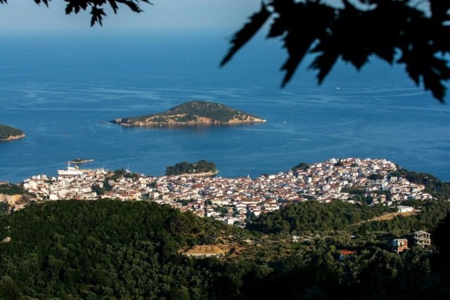 Φυλάκιση-15-μηνών-στη-Βρετανίδα-που-μέθυσε-με-την-15χρονη-κόρη-της-και-προκάλεσε-επεισόδιο-στο-Κέντρο-Υγείας-Σκιάθου