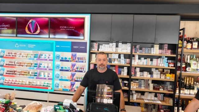 «Δεν-θα-με-κυριεύσει-ο-φόβος»:-Ο-περιπτεράς-της-Γαστούνης-άνοιξε-ξανά-το-κατάστημά-του-μετά-τις-επιθέσεις-και-τον-εμπρησμό