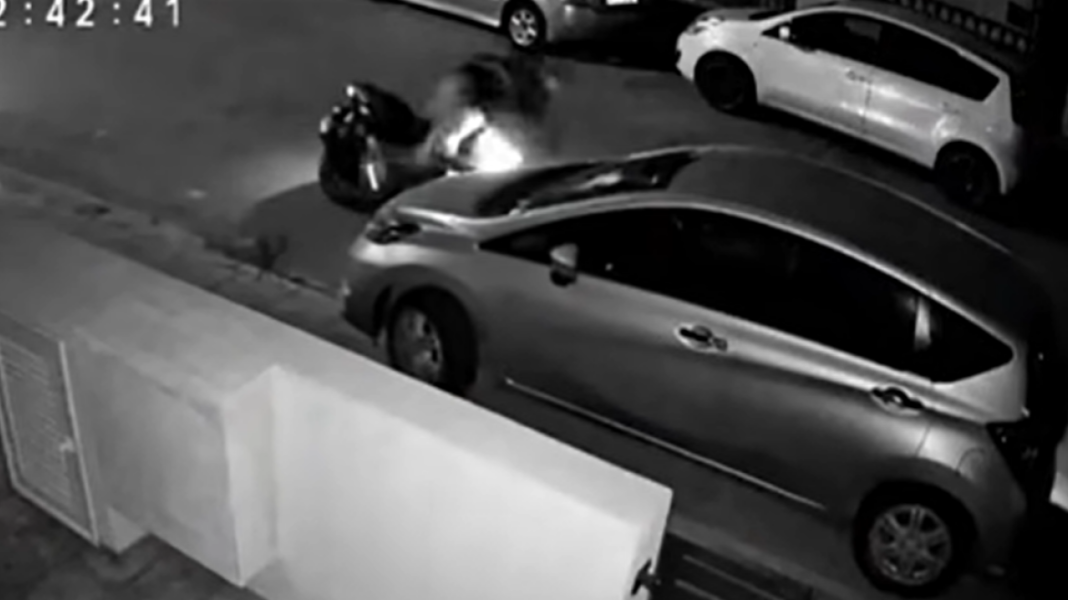 Μηχανή έπεσε σε σταθμευμένο ΙΧ στη Λάρισα και ο αναβάτης της εγκατέλειψε το σημείο, δείτε βίντεο Μηχανή-έπεσε-σε-σταθμευμένο-ΙΧ-στη-Λάρισα-και-ο-αναβάτης-της-εγκατέλειψε-το-σημείο,-δείτε-βίντεο