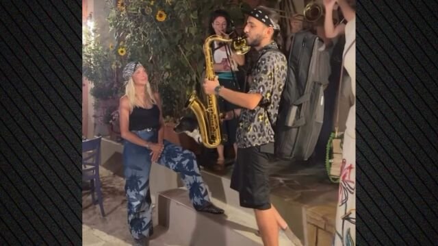 Η-Άννα-Βίσση-απόλαυσε-μπάντα-που-έπαιξε-Τσιτσάνη-σε-δρόμο-στο-Φισκάρδο,-δείτε-βίντεο