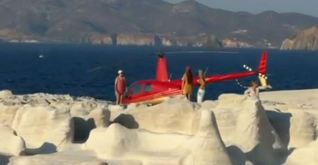 Ελικόπτερο-«πάρκαρε»-στο-Σαρακήνικο-για-να-κάνουν-μπάνιο-οι-επιβάτες-του,-δείτε-βίντεο