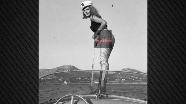 Η Ρίκα Διαλυνά έγινε 95: Η φωτογραφία πάνω σε σκάφος από τη δεκαετία του 1960 Η-Ρίκα-Διαλυνά-έγινε-95:-Η-φωτογραφία-πάνω-σε-σκάφος-από-τη-δεκαετία-του-1960