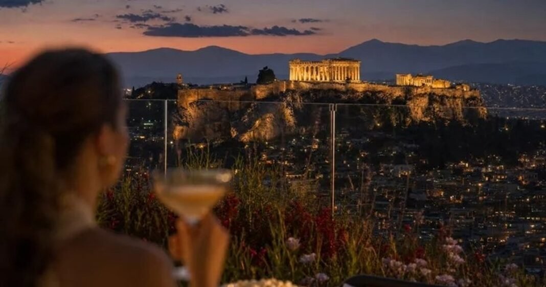 Οι-Δευτέρες-του-Αυγούστου-έχουν-θερινό-σινεμά-σε-ένα-από-τα-ομορφότερα-μπαλκόνια-της-Αθήνας