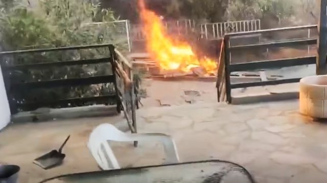 «Γρήγορα, να σβήσουμε τη φωτιά»: Η στιγμή που αστυνομικοί απομακρύνουν ηλικιωμένη από το σπίτι της στον Κουβαρά, δείτε βίντεο «Γρήγορα,-να-σβήσουμε-τη-φωτιά»:-Η-στιγμή-που-αστυνομικοί-απομακρύνουν-ηλικιωμένη-από-το-σπίτι-της-στον-Κουβαρά,-δείτε-βίντεο