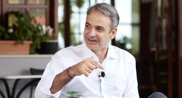 Μικροατύχημα-για-τον-Μητσοτάκη-στα-Χανιά,-χτύπησε-τον-ώμο-του