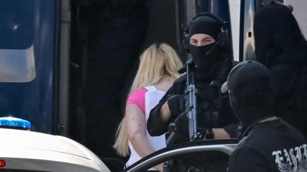Στην Ευελπίδων η 46χρονη κατηγορούμενη για τον εμπρησμό στην Marfin, σήμερα η απολογία της, δείτε βίντεο Στην-Ευελπίδων-η-46χρονη-κατηγορούμενη-για-τον-εμπρησμό-στην-marfin,-σήμερα-η-απολογία-της,-δείτε-βίντεο