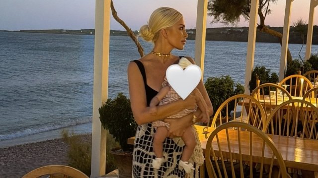 Κατερίνα-Καινούργιου:-Αυτές-οι-μέρες-έχουν-κάτι-από-ευτυχία,-γράφει-από-την-Πάρο,-ποζάροντας-με-την-κόρη-της