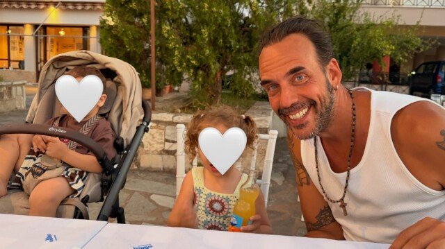 Πάνος Μουζουράκης: Η σύζυγός του ανέβασε φωτογραφία του τραγουδιστή με τα παιδιά τους Πάνος-Μουζουράκης:-Η-σύζυγός-του-ανέβασε-φωτογραφία-του-τραγουδιστή-με-τα-παιδιά-τους