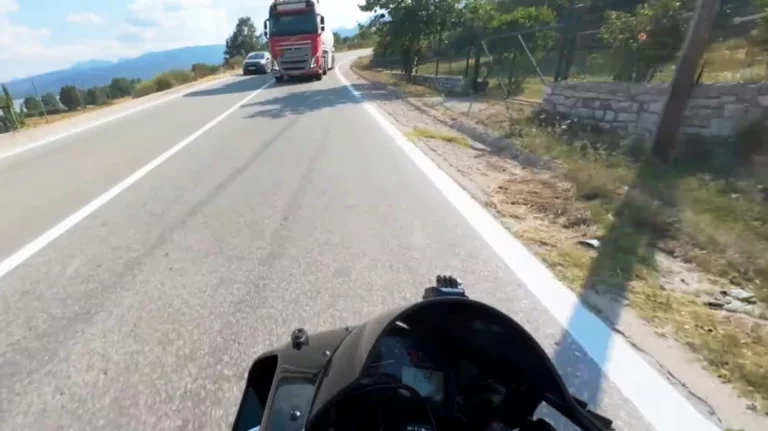 Απίστευτο βίντεο: Η ψυχραιμία του τον έσωσε! Απίστευτο-βίντεο:-Η-ψυχραιμία-του-τον-έσωσε!